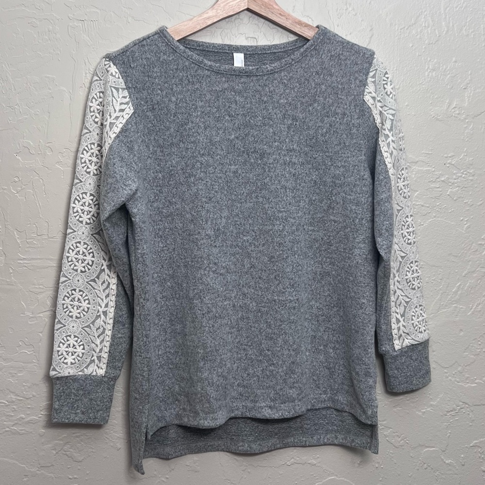 FN BY FLORA NIKROOZ GREY SWEATER WITH WHITE LACE ACCENTS SIZE XS